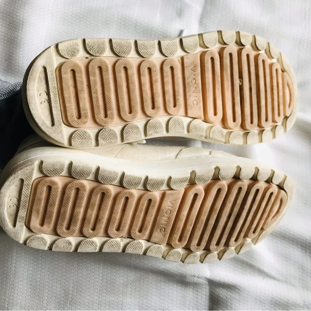 Vionic White Sneakers‎